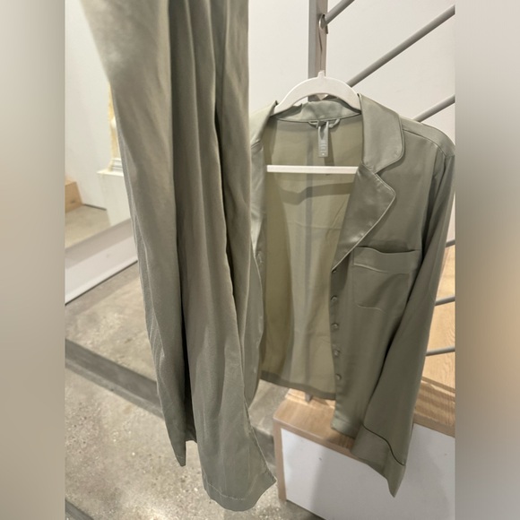 SKIMS Silk Pajama Set XS TALC Green Pant & Button Up Shirt Stretch Silk - Picture 8 of 12